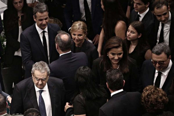 H οικογένεια δέχεται συλλυπητήρια. Ανάμεσα σε αυτούς που πήγαν να αποχαιρετήσουν τον Κωνσταντίνο Μητσοτάκη ήταν και ο Βαρδής Βαρδινογιάννης που διακρίνεται σε αριστερά