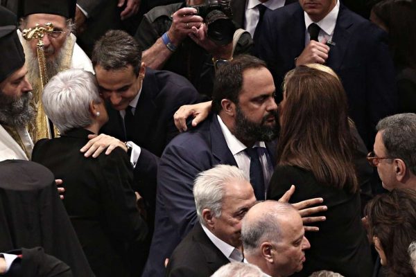 Ο Βαγγέλης Μαρινάκης ασπάζεται τη Ντόρα Μπακογιάννη, λίγη ώρα μετά την απόκτηση του ΔΟΛ...