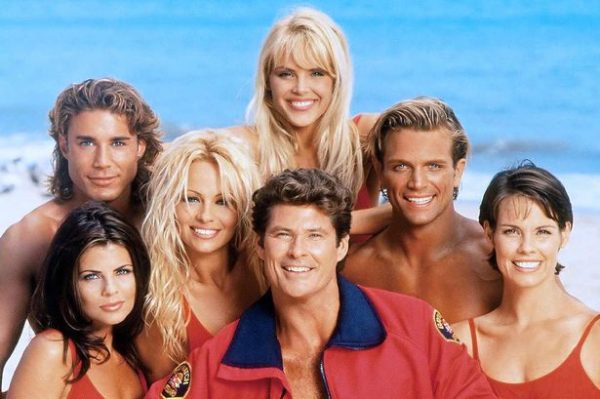 Το αρχικό καστ του «Baywatch» με τα ζουμερά κορίτσια και τα «στεγνωμένα» αγόρια