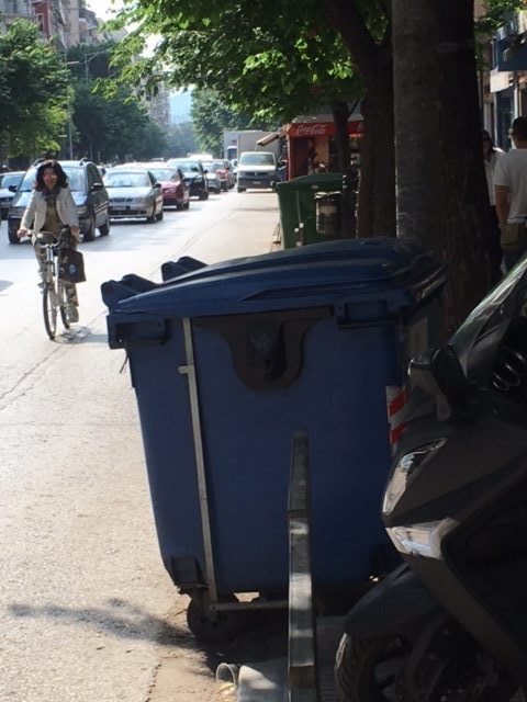 Καθαρός κάδος στην Τσιμισκή. Μέχρι την Τρίτη θα ήταν μαγική εικόνα...