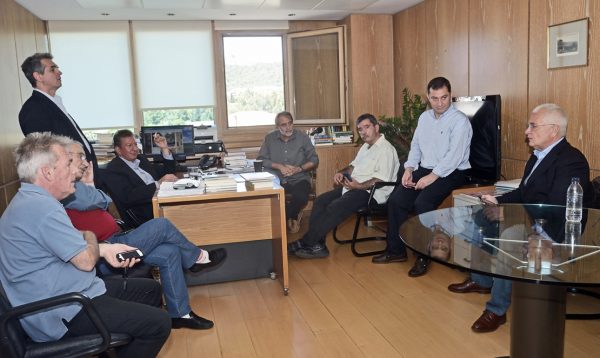 Συντάκτες του ΔΟΛ περιμένουν να μάθουν τις εξελίξεις στο γραφείο του Αντώνη Καρακούση, διευθυντή στο «Βήμα»