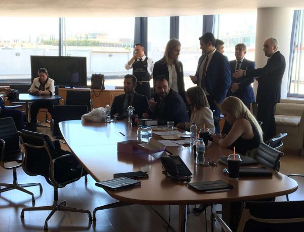 Στον έκτο όροφο του ΔΟΛ. Οι υπεύθυνοι για τη διεξαγωγή του διαγωνισμού και οι εκπρόσωποι των ενδιαφερομένων. Και φυσικά και ένας σεκιουριτάς