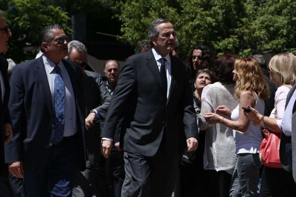 Ο Αντώνης Σαμαράς πήγε στη Μητρόπολη. Μπήκε, όμως, από την πλαϊνή πόρτα