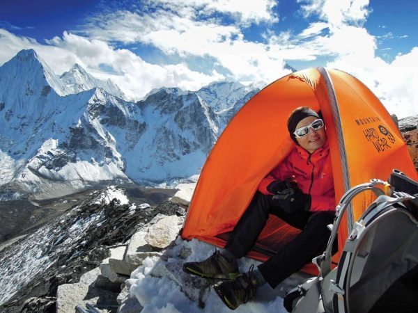 Ο Στεκ σε σκηνή με φόντο το άγριο πέρασμα που του στέρησε τη ζωή...