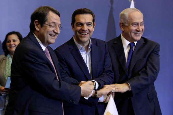 Ολοι με γραβάτα, εκτός από τον δικό μας