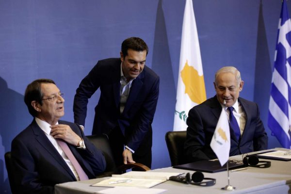 Ο Αλέξης Τσίπρας καθυστέρησε, αλλά τους κέρασε χαμόγελα