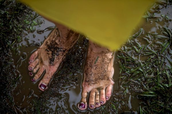A concertgoer stands in line during a rain delay before the All Points West music festival at Liberty State Park in Jersey City, New Jersey August 2, 2009. REUTERS/Eric Thayer (UNITED STATES ENTERTAINMENT) - RTR26CVY