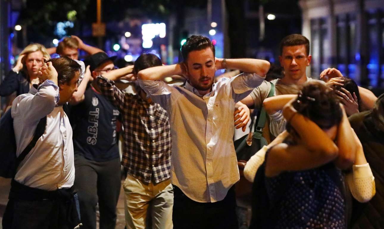 Με τα χέρια ψηλά αποχώρησαν από τα νυχτερινά κέντρα που βρισκόντουσαν εκατοντάδες Λονδρέζοι καθώς η αστυνομία έκανε διαρκείς έρευνες REUTERS/Neil Hall