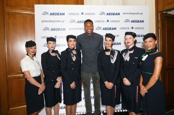 Ο Γιάννης Αντετοκούνμπο με αεροσυνοδούς της AEGEAN και της Olympic Air