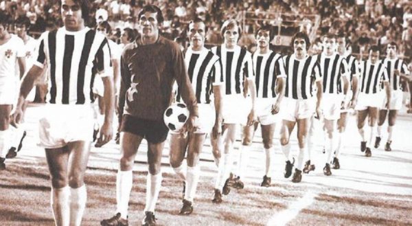 Οι ομάδες εισέρχονται στον αγωνιστικό χώρο. Σε πρώτο πλάνο ο ΠΑΟΚ