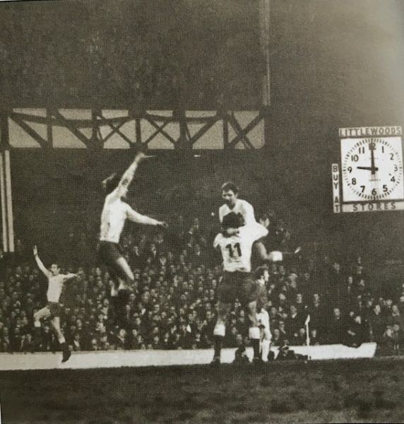 Ο παίκτες του Παναθηναϊκού πανηγυρίζουν μέσα στο Γκούντισον Παρκ το γκολ του Αντώνη Αντωνιάδη επί της Έβερτον στα προημιτελικά του κυπέλλου Πρωταθλητριών. Ένα ματς με τεράστια τηλεθέαση. Ήταν 9 Μαρτίου 1971 και παίκτης με το νουμερο 9 στην πλάτη, έβαζε το γκολ στις 9μμ ακριβώς, εννιά λεπτά πριν λήξει το μας