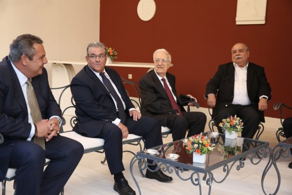 Ο πρώην Πρόεδρος της Δημοκρατίας Χρήστος Σαρτζετάκης (3Α), ο πρόεδρος της Βουλής Νίκος Βούτσης (Δ), ο ΓΓ της ΚΕ του ΚΚΕ Δημήτρης Κουτσούμπας (2Α) και ο πρόεδρος των ΑΝΕΛ και υπουργός Εθνικής Άμυνας Πάνος Καμμένος (Α) συνομιλούν στη δεξίωση για την 43η επέτειο από την αποκατάσταση της Δημοκρατίας στο Προεδρικό Μέγαρο, Αθήνα, τη Δευτέρα 24 Ιουλίου 2017. ΑΠΕ ΜΠΕ/ΑΠΕ ΜΠΕ/ΣΥΜΕΛΑ ΠΑΝΤΖΑΡΤΖΗ