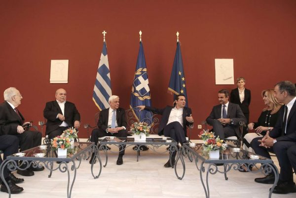 Συζήτηση σε χαλαρό κλίμα μεταξύ των πολιτικών αρχηγών