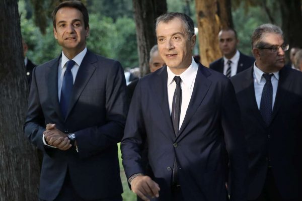 Η αντιπολίτευση φοράει γραβάτα