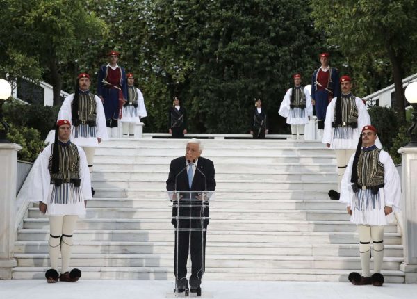 Ο Πρόεδρος της Δημοκρατίας διαβάζει τη δήλωσή του