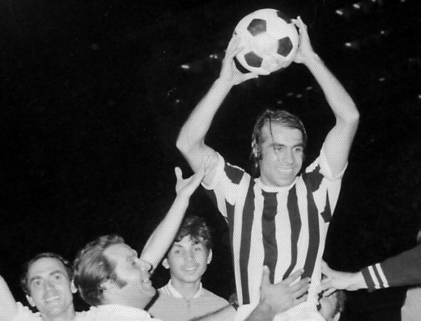 Ο Γιώργος Κούδας κρατώντας τη μπάλα του αγώνα. Μια από τις αναγνωρίσιμες φωτογραφίες της εποχής
