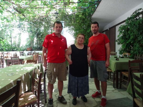 H Κάκια, σύζυγος του Λεωνίδα, και τα δυο τους παιδιά, ο Γιώργος και ο Νίκος