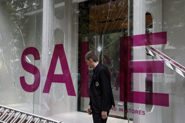 ΟΔΟΣ ΕΡΜΟΥ ΣΠΑΣΜΕΝΕΣ ΒΙΤΡΙΝΕΣ