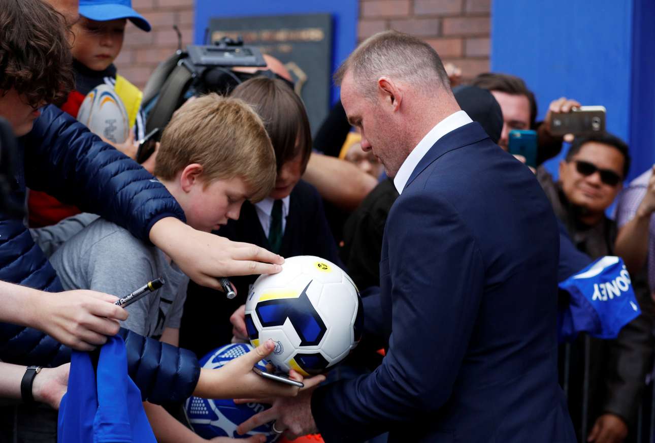 Οι πιτσιρικάδες έσπευσαν γι αένα αυτίγραφο, αλλά δεν είναι όλοι οι οπαδοί της Εβερτον ιδιαίτερα ευχαριστημένοι με τη μετεγγραφή