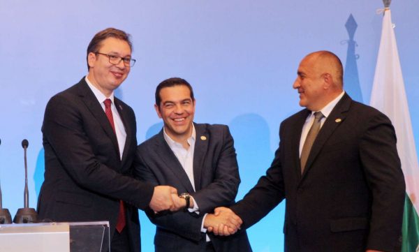 Ενα σκηνικό, τρεις ηγέτες