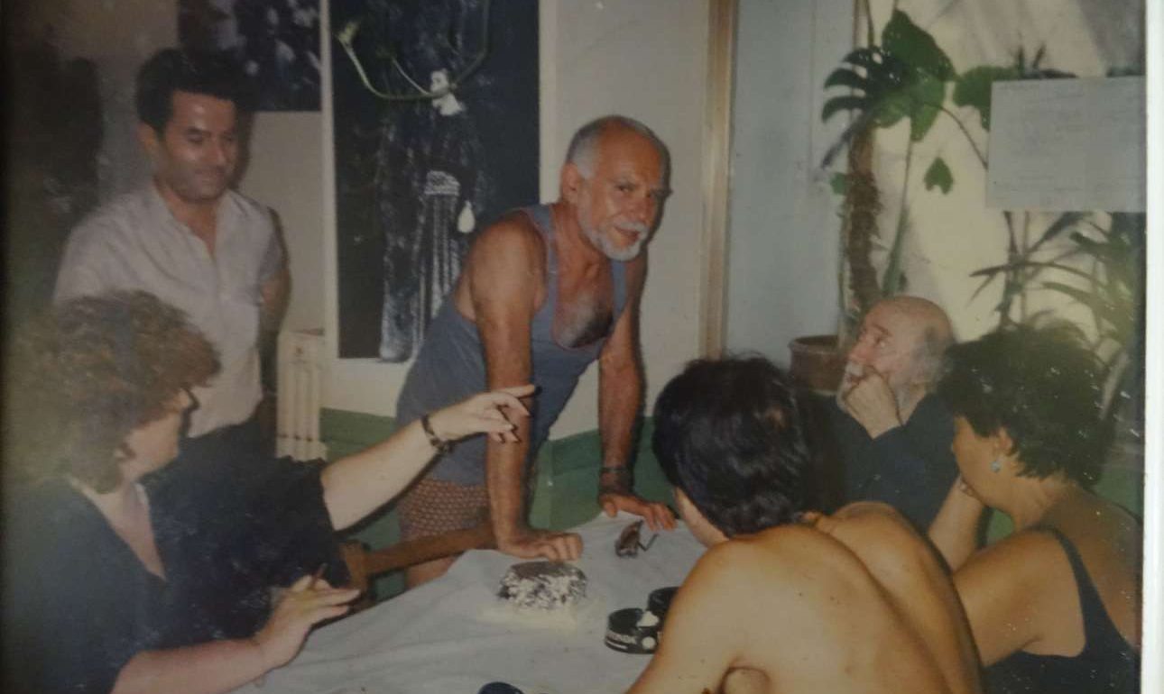 Ο «Λεωνίδας» σε μία από τις κλασικές στιγμές του. Ο Λεωνίδας Λιακόπουλος (αριστερά) χαμογελαστός. Στην παρέα διακρίνονται ο Γιάννης Τσαρούχης (καθιστός στο μέσον) και ο Ανδρέας Βουτσινάς (όρθιος με το αμάνικο)