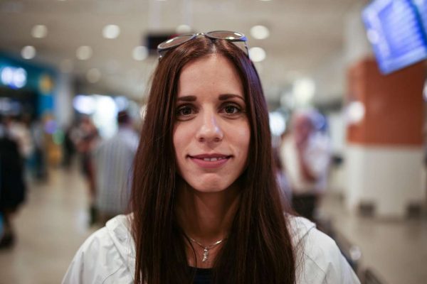 Η Κατερίνα χαρούμενη στο αεροδρόμιο