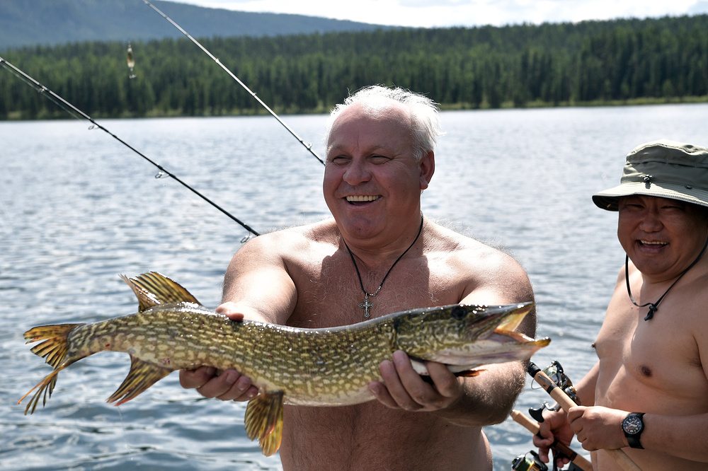 TYVA REPUBLIC, RUSSIA - AUGUST 5, 2017: Viktor Zimin (L), head of the Republic of Khakassia, and Sholban Kara-ool, head of the Republic of Tyva, fishing. Alexei Nikolsky/Russian Presidential Press and Information Office/TASS Ðîññèÿ. Ðåñïóáëèêà Òûâà. 5 àâãóñòà 2017. Ãëàâà Ðåñïóáëèêè Õàêàñèÿ Âèêòîð Çèìèí è ãëàâà Ðåñïóáëèêè Òûâà Øîëáàí Êàðà-îîë (ñëåâà íàïðàâî) âî âðåìÿ ðûáàëêè. Àëåêñåé Íèêîëüñêèé/ïðåññ-ñëóæáà ïðåçèäåíòà ÐÔ/ÒÀÑÑ