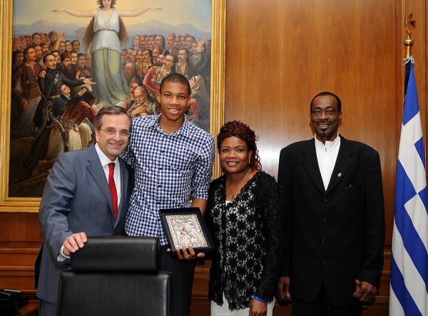 (Ξένη Δημοσίευση) Ο πρωθυπουργός Αντώνης Σαμαράς συναντήθηκε με τον Γιάννη Αντετοκούνμπο, 18 ετών, μπασκετμπολίστα που επελέγη στο Νο15 του ντραφτ του ΝΒΑ, Αθήνα Τρίτη 2 Ιουλίου 2013. Ο πρωθυπουργός συνεχάρη τον νεαρό αθλητή για τις επιδόσεις του καθώς η διάκριση του είναι η υψηλότερη με την οποία έχει τιμηθεί Έλληνας μπασκετμπολίστας. ΑΠΕ-ΜΠΕ/ΓΡΑΦΕΙΟ ΤΥΠΟΥ ΠΡΩΘΥΠΟΥΡΓΟΥ/ΓΟΥΛΙΕΛΜΟΣ ΑΝΤΩΝΙΟΥ
