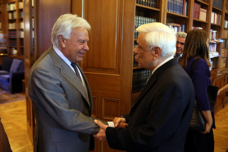 Ο Πρόεδρος της Δημοκρατίας Προκόπης Παυλόπουλος (Δ) υποδέχεται τον πρώην πρωθυπουργό της Ισπανίας Φελίπε Γκονζάλες (Α), στη σημερινή τους συνάντηση στο Προεδρικό Μέγαρο, Τετάρτη 13 Σεπτεμβρίου 2017. ΑΠΕ-ΜΠΕ/ΑΠΕ-ΜΠΕ/Αλέξανδρος Μπελτές