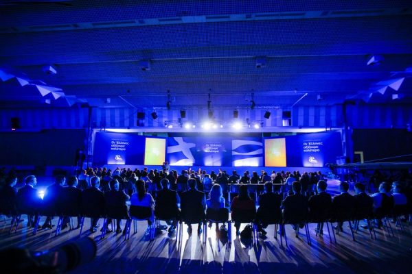 Ο πρόεδρος της Νέας Δημοκρατίας, Κυριάκος Μητσοτάκης (Κ), παραθέτει συνέντευξη Τύπου στο πλαίσιο της 82ης Διεθνούς Έκθεσης Θεσσαλονίκης, στο Συνεδριακό Κέντρο "Ιωάννης Βελλίδης", Θεσσαλονίκη, Κυριακή 17 Σεπτεμβρίου 2017. ΑΠΕ-ΜΠΕ/ ΑΠΕ-ΜΠΕ/ ΝΙΚΟΣ ΑΡΒΑΝΙΤΙΔΗΣ