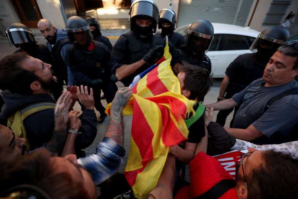 2017-09-19T180238Z_804974595_RC167B4CD670_RTRMADP_3_SPAIN-POLITICS-CATALONIA