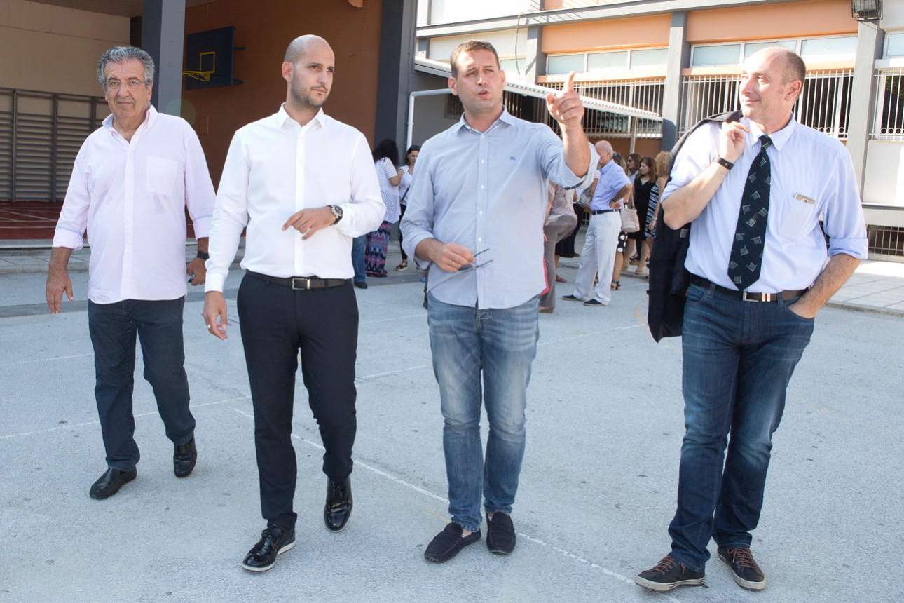 Ο σντιδήμαρχος Παιδείας και Αθλητισμού του δήμου Θεσσαλονίκης Γιώργος Δημαρέλος δεύτερος από δεξιά) με τον Αλέξανδρο Παπαδάκη, External and Community Affairs Manager της Coca Cola – Tρία Εψιλον (δεύτερος από αριστερά) και καθηγητές στο προαύλιο του νέου σχολείου φωτό: Κώστας Ευαγγελίδης)