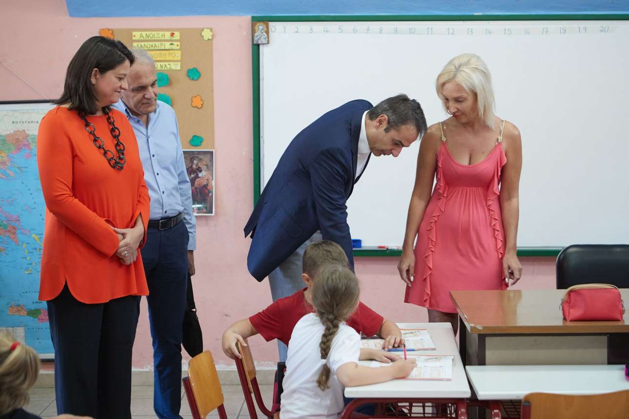 Ο Κυριάκος Μητσοτάκης και η Τομεάρχης Παιδείας της ΝΔ Νίκη Κεραμέως κατά την επίσκεψη στο 2ο Δημοτικό Σχολείο Αγίου Δημητρίου