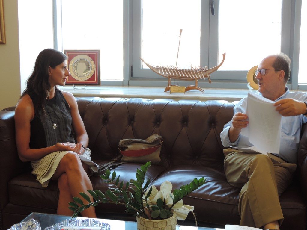 Στιγμιότυπο από τη συνάντηση του δημάρχου Καλαμάτας με τη Λίντα Καπετανέα