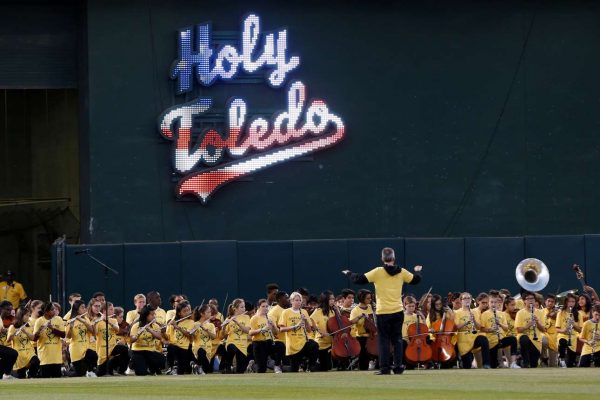 H φιλαρμονική του Οκλαντ, από παιδιά, τα οποία γονάτισαν κατά την εκτέλεση του εθνικού ύμνου πριν από το παιχνίδι των Αθλέτικς με τους Μάρινερς του Σιάτλ (REUTERSStephen-Lam)
