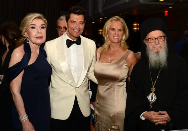 Η Πρέσβειρα Καλής Θελήσεως της UNESCO, Μαριάννα Β. Βαρδινογιάννη (Α) και ο Σύλλογος Φίλων Παιδιών με καρκίνο "ΕΛΠΙΔΑ", τιμήθηκαν από την "Ελληνική Πρωτοβουλία" (The Hellenic Initiative) κατά το 5ο ετήσιο δείπνο της στη Νέα Υόρκη, Παρασκευή 29 Σεπτεμβρίου 2017. ΑΠΕ-ΜΠΕ/ ΑΠΕ-ΜΠΕ/ ΔΗΜΗΤΡΗΣ ΠΑΝΑΓΟΣ. Το "Hellenic Entrepreneurship Award" απονεμήθηκε στον όμιλο Libra Group. Την εκδήλωση παρουσίασε ο Σάκης Ρουβάς (2Α), ενώ παρών ήταν και ο Αρχιεπίσκοπος Αμερικής Δημήτριος (Δ). Η Ελληνική Πρωτοβουλία ιδρύθηκε το 2012 από εξέχοντα μέλη της ελληνικής διασποράς, ως ανταπόκριση στην εμβαθυνόμενη οικονομική κρίση στην Ελλάδα. Ο σκοπός της είναι να κινητοποιήσει την ελληνική διασπορά και τη φιλελληνική κοινότητα για να υποστηρίξει μία βιώσιμη οικονομική ανανέωση για την Ελλάδα και τους κατοίκους της.