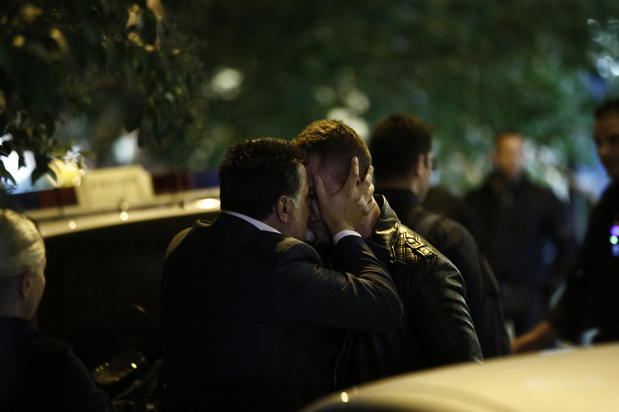 Συγγενείς και φίλοι αντιδρούν έξω από το δικηγορικό γραφείο μετά το άκουσμα της δολοφονίας του δικηγόρου Μιχάλη ΖαφειρόπουλουΑΠΕ ΜΠΕ/ΓΙΑΝΝΗΣ ΚΟΛΕΣΙΔΗΣ