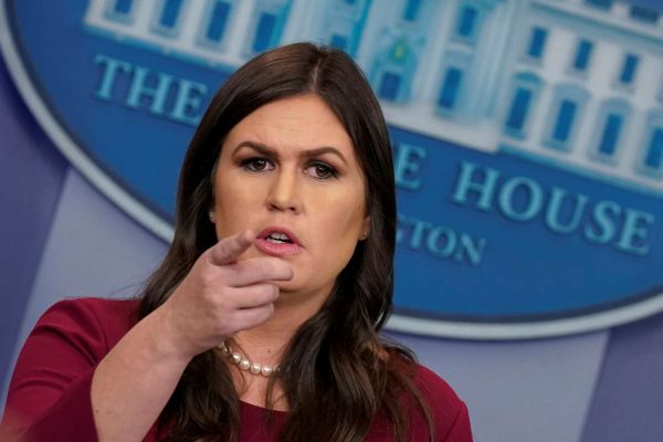 H εκπρόσωπος του Λευκού Οίκου, Σάρα Χάκαμπι Σάντερς (REUTERS/Yuri Gripas)