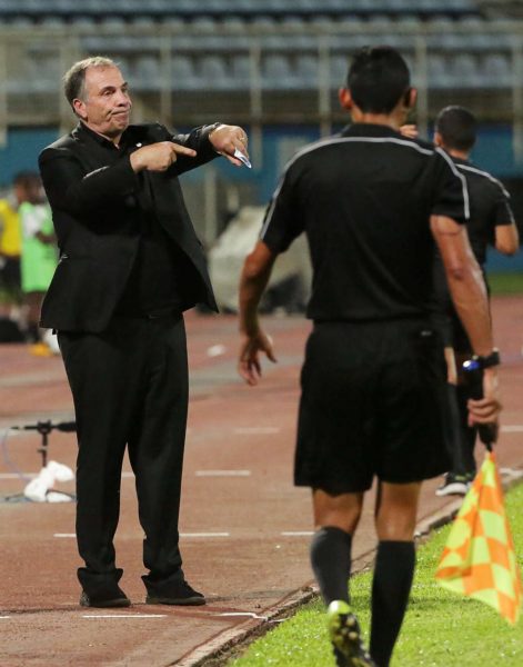 Ο προπονητής των ΗΠΑ Μπρους Αρίνα, μάταια φώναζε για φουλ επίθεση δείχνοντας τον ελάχιστο χρόνο που απόμενε... (φωτό: REUTERS/Andrea de Silva)