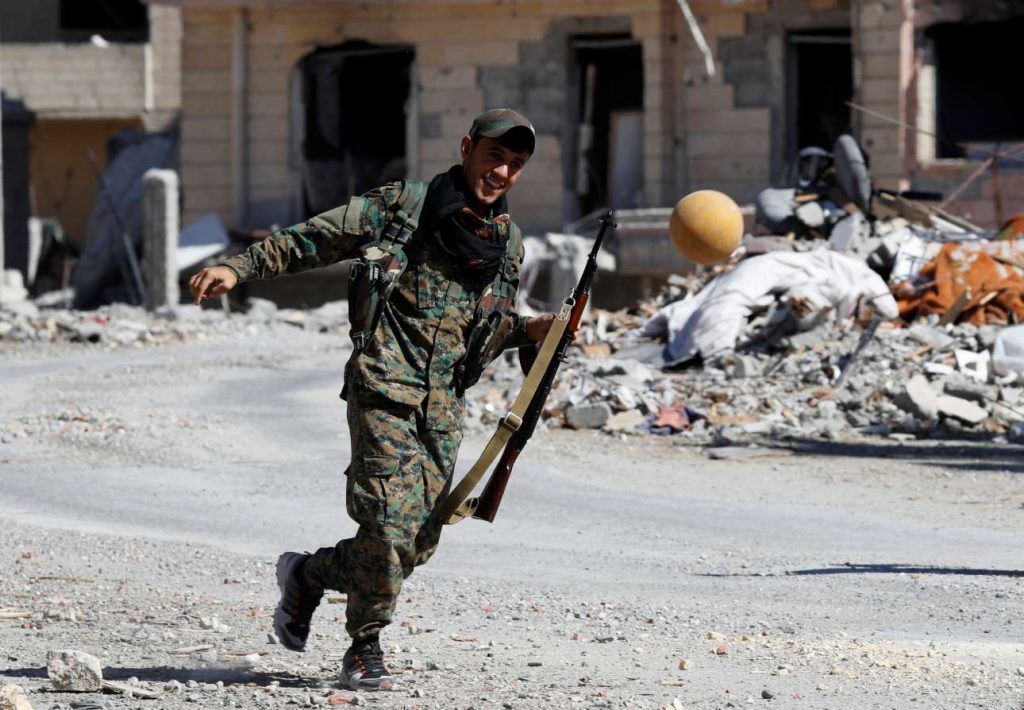 2017-10-17T195539Z_862454709_RC1B14CE3B60_RTRMADP_3_MIDEAST-CRISIS-SYRIA-RAQQA