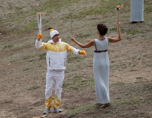 2017-10-24T100538Z_1455254622_RC1CD8C43320_RTRMADP_3_OLYMPICS-2018-FLAME