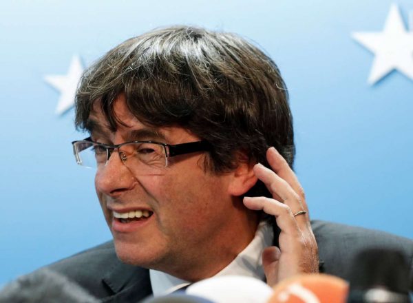 2017-10-31T125227Z_1437547324_RC17160AD200_RTRMADP_3_SPAIN-POLITICS-CATALONIA-PUIGDEMONT