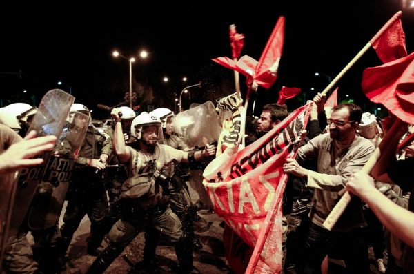 Η στιγμή των συμπλοκών έξω από το Βελλίδειο (InTimeNews)