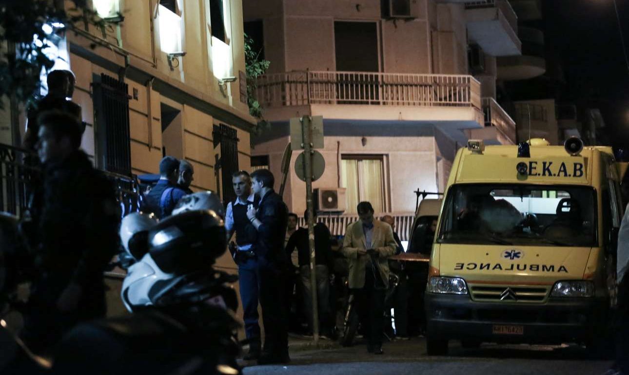 Αστυνομικοί και το ασθενοφόρο του ΕΚΑΒ στην οδό Ασκληπιού (ΛΙΑΚΟΣ ΓΙΑΝΝΗΣ/ INTIMEnews)