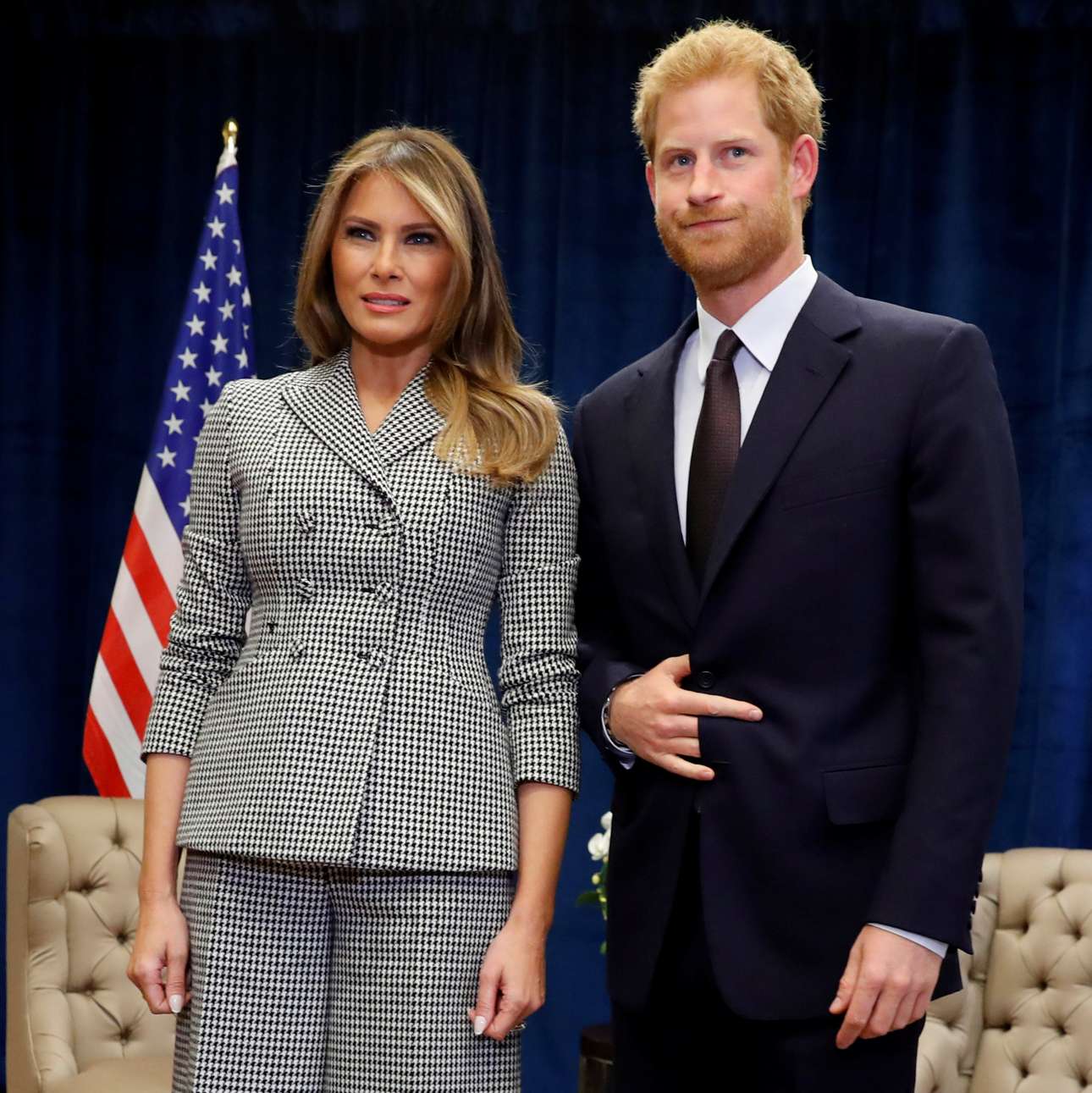 Ο Χάρι κάνει τον «καλυμμένο» σατανικό χαιρετισμό και με... παιχνιδιάρικο ύφος στη συνάντηση με τη Μελάνια. Φωτό: REUTERS/ Mark Blinch