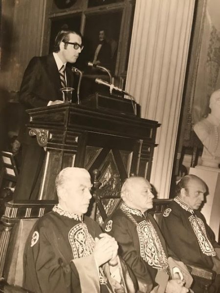 Από ομιλία στην Αίθουσα Τελετών του Πανεπιστημίου Αθηνών (διακρίνονται οι πρυτανικές αρχές Γ. Μητσόπουλος, Ν. Ματσανιώτης, Ανδρ. Φυτράκης)