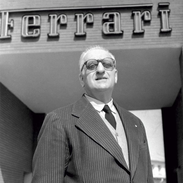 O Εντσο έξω από το εργοστάσιο του Μαρανέλο, το 1957 (Ferrari)