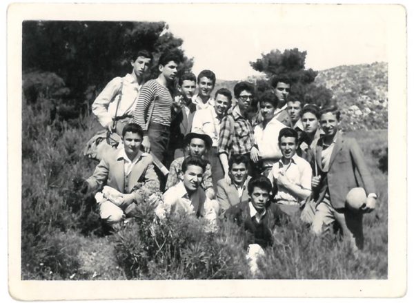 Μαθητική εκδρομή στο Γυμνάσιο (όρθιος στο κέντρο) 