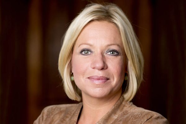 Jeanine Hennis-Plasschaert, minister van Defensie. Portretfoto voor op de bewindsliedenpagina RO.nl