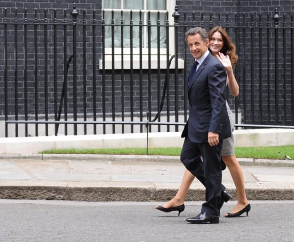 Η Κάρλα δίπλα στον γάλλο πρόεδρο, στην Ντάουνινγκ Στρι, στις 18 Ιουνίου 2010